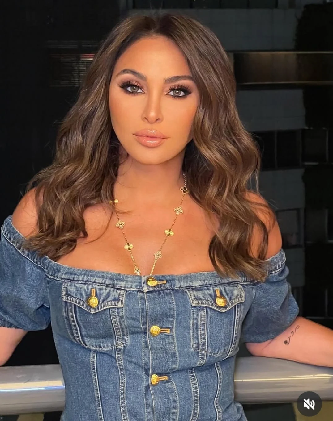 إليسا تخطف الأنظار بفستان جينز.. رشاقة لافتة ترد على التنمر الأخير