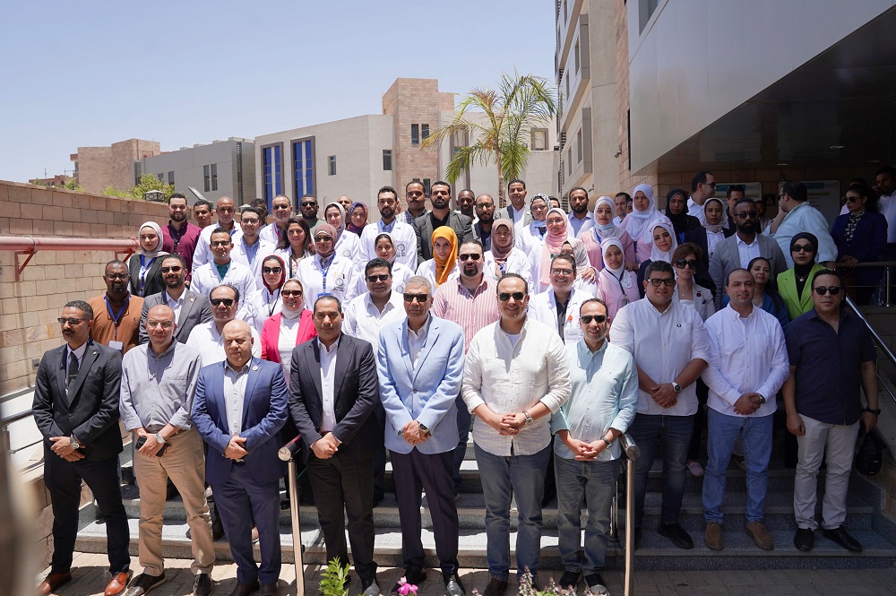 السبكي ومحافظ أسوان يتابعان تنفيذ المشروعات الصحية  