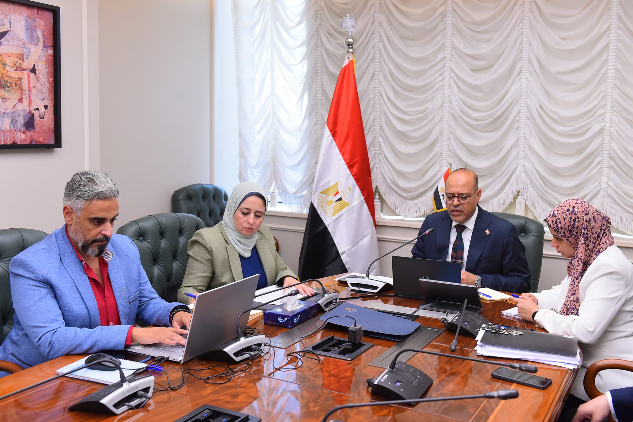 وزير العمل في اجتماع فيديو كونفرانس مع مكاتب التمثيل بالخارج