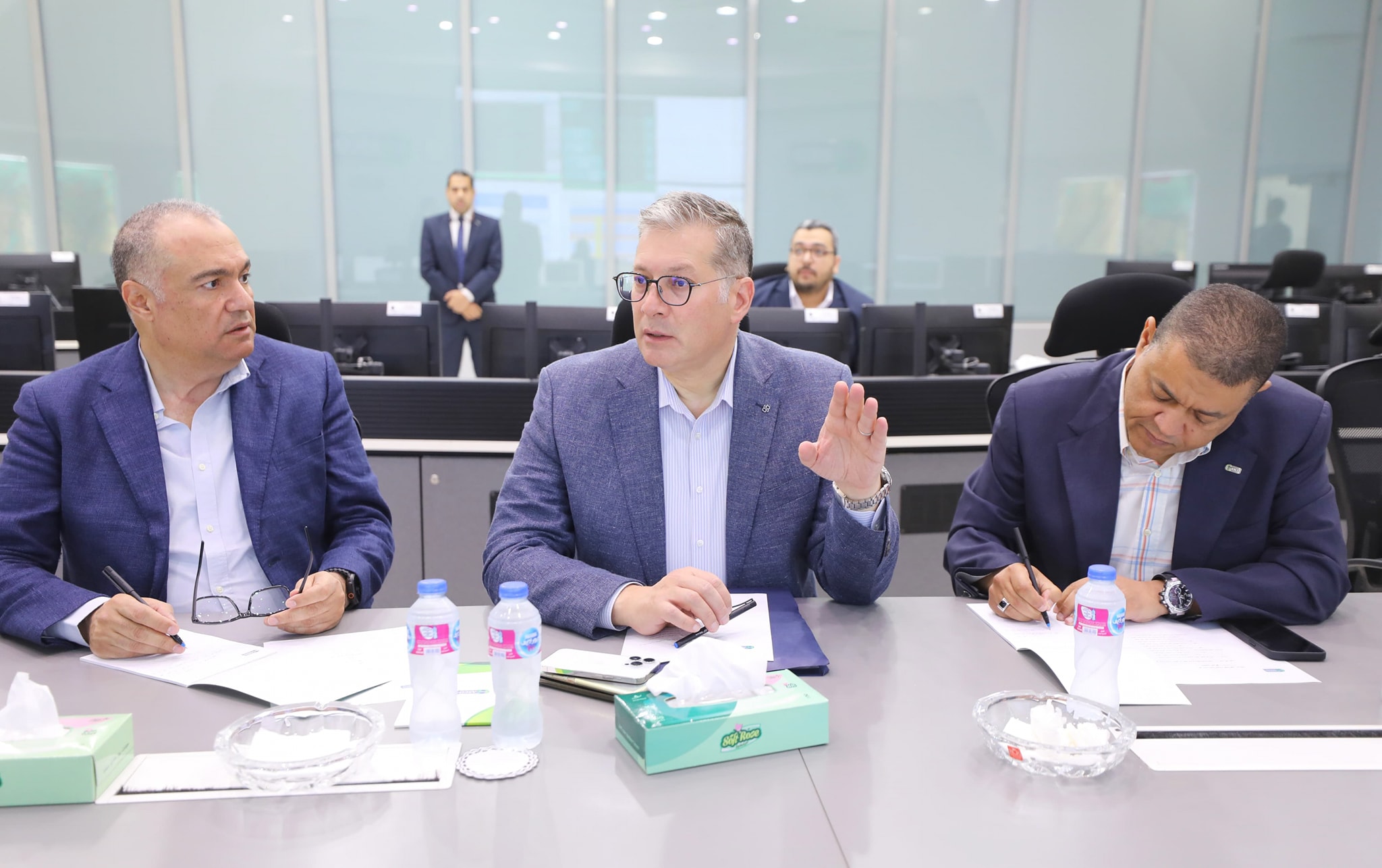 وزير البترول يتفقد مركز التحكم ويتابع استقرار الإمدادات