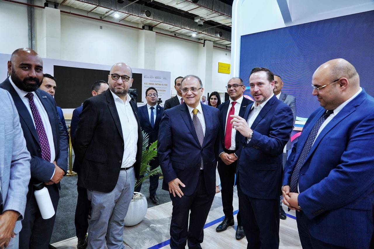 المؤتمر الطبى الافريقى .. رئيس هيئة الدواء يتفقد جناح الهيئة ويشيد بالمستوى التنظيمي