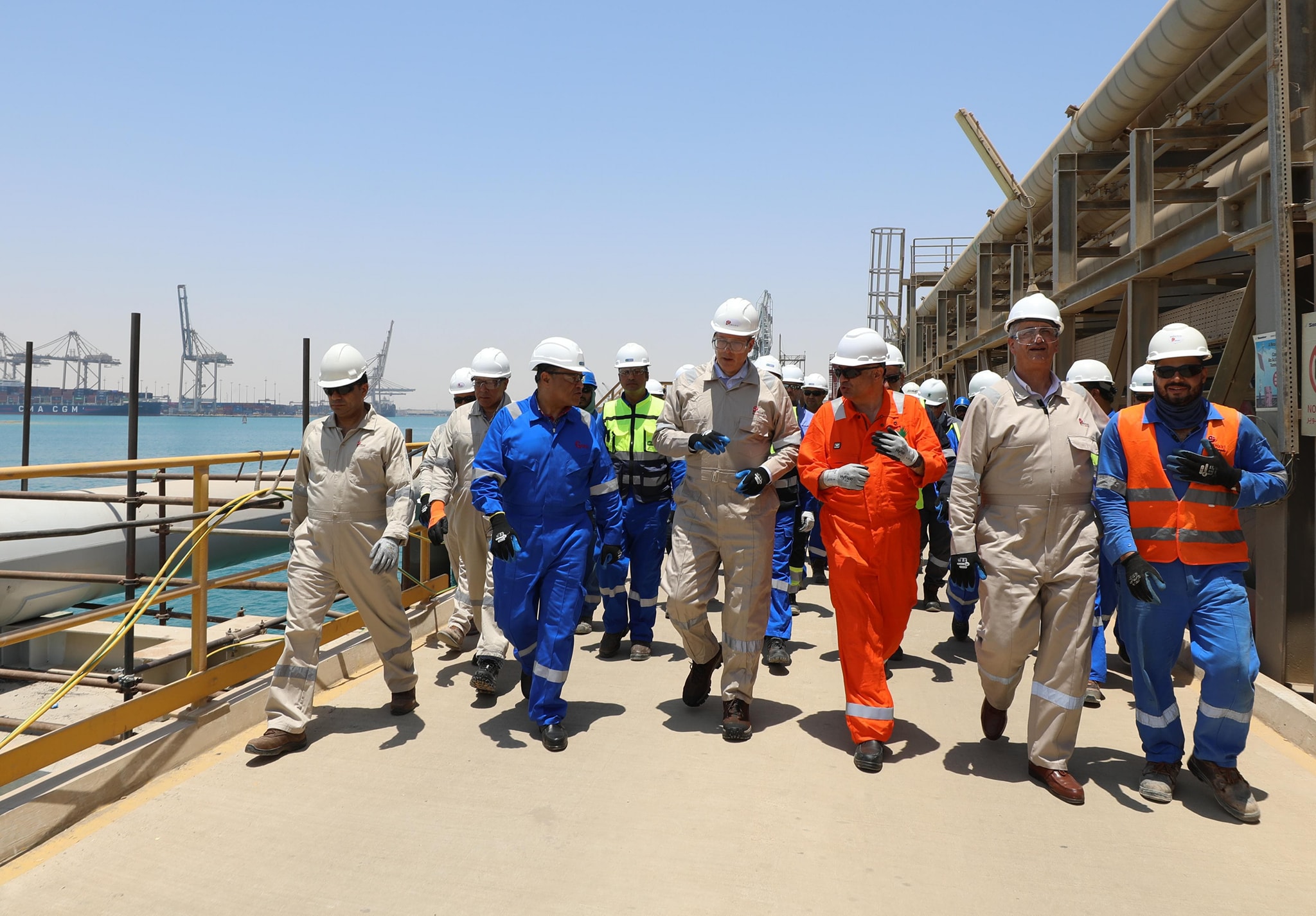 وزير البترول يتفقد ميناء سونكر ويتابع تجهيزات استقبال سفينة التغييز Energos Power