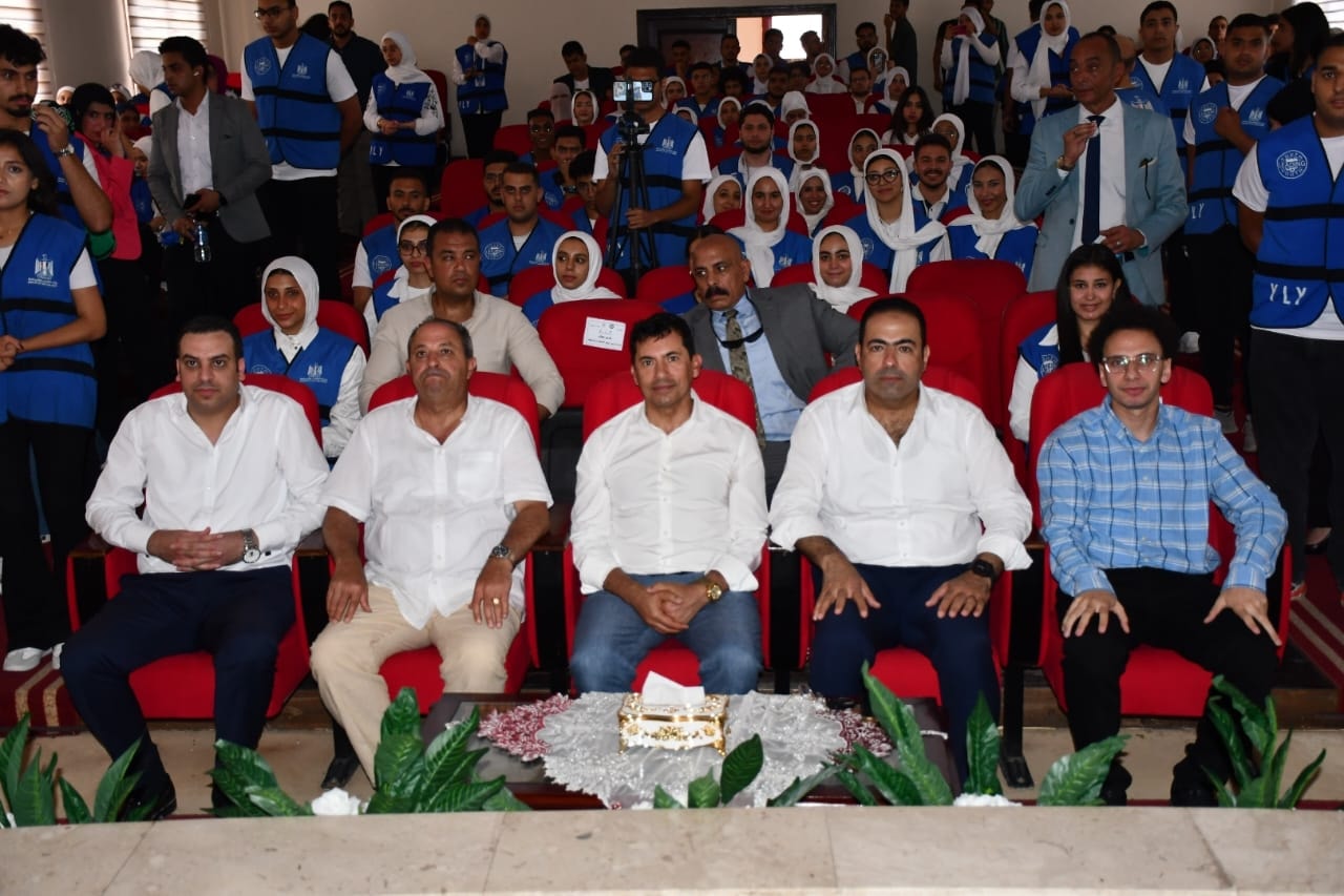وزير الشباب والرياضة ومحافظ بورسعيد يتفقدان الأنشطة الرياضية بالمدينة الشبابية