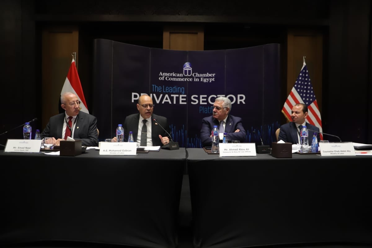 وزير العمل يفتتح ورشة توعية بقانون العمل الجديد بمشاركة الغرفة التجارية الأمريكية