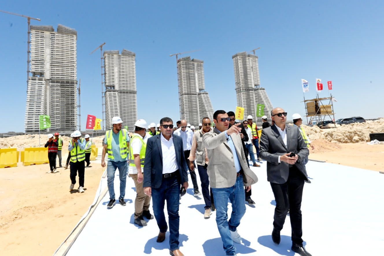 وزير الإسكان يتفقد الأبراج والبحيرات ويطلق التشغيل التجريبي لأكبر بحيرة بالمشروع