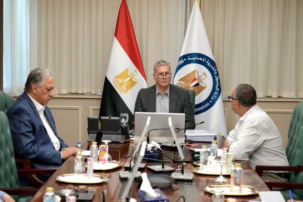 وزير البترول يتابع تداعيات حادث البارج أدمارين 12 