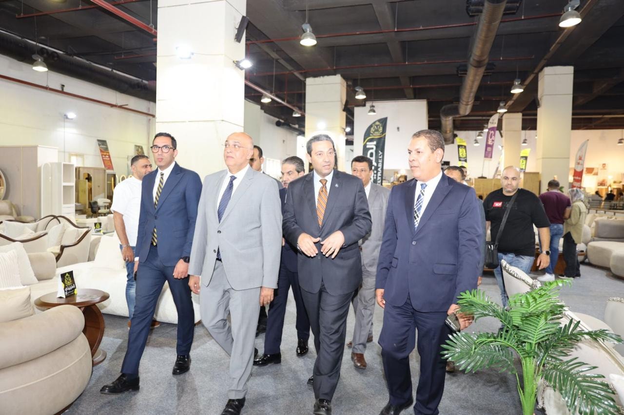 تفقد معرض صنع في دمياط للأثاث