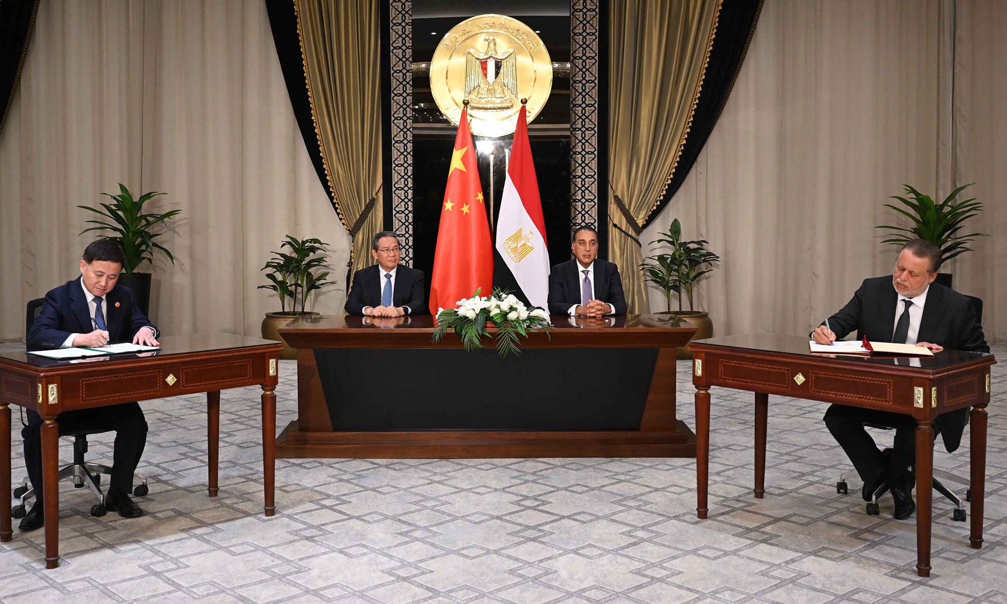رئيس مجلس الوزراء ونظيره الصيني يشهدان توقيع مجموعة وثائق لتعزيز التعاون بين البلدين 