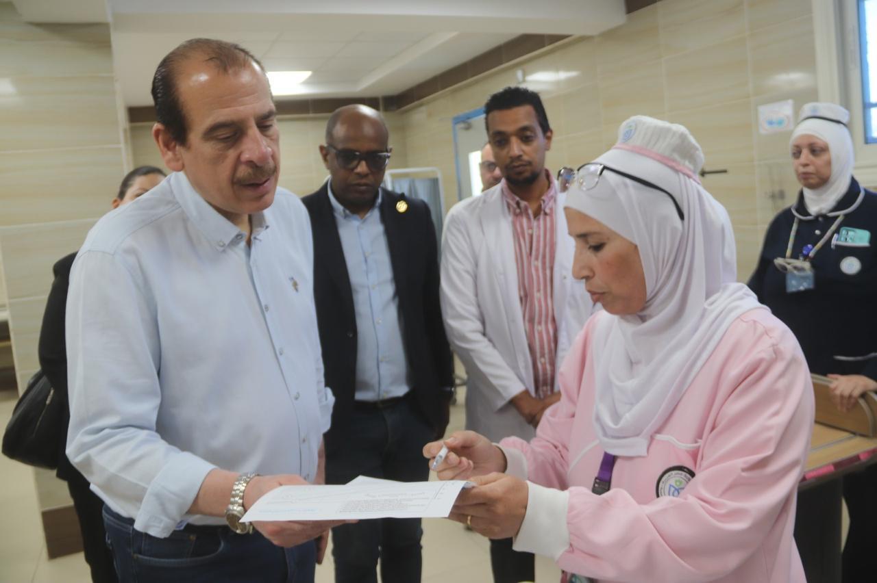 نائب وزير الصحة يتفقد منشآت طبية بالسويس ويوجه بتطوير الخدمات الصحية