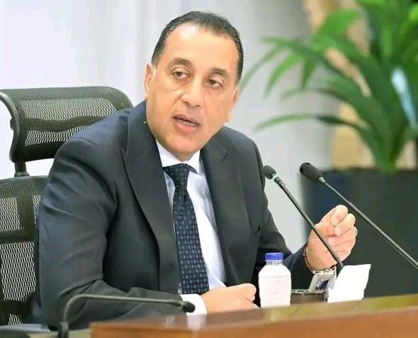 رئيس الوزراء يبدأ جولة تفقدية لمتابعة استعدادات البنية التحتية لاستيراد الغاز الطبيعي بمنطقة السخنة