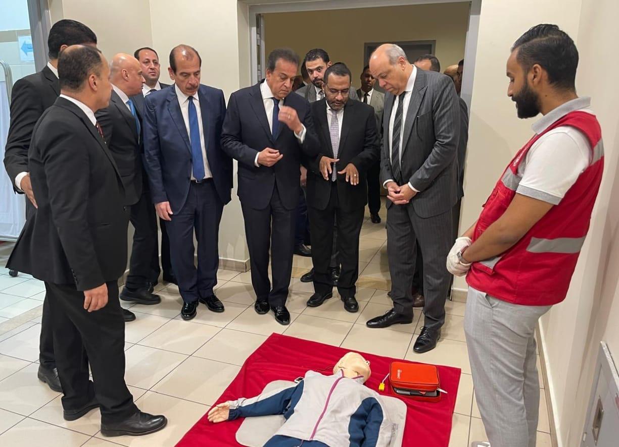 وزيرا الصحة والطيران يتفقدان عيادات الحجر الصحي وأجهزة إزالة الرجفان القلبى بمطار القاهرة 